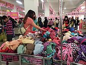 物價直直漲　彰化內衣大廠廠拍擠入人潮