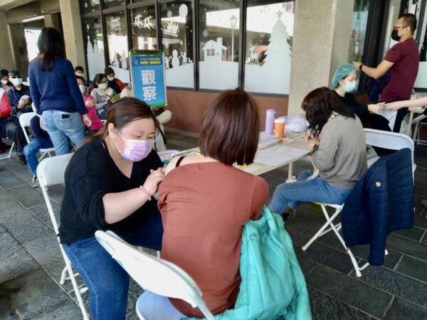 台南市府為提升新冠疫苗接種涵蓋率，將於家樂福仁德店開設BNT疫苗接種站。圖／台南市政府提供