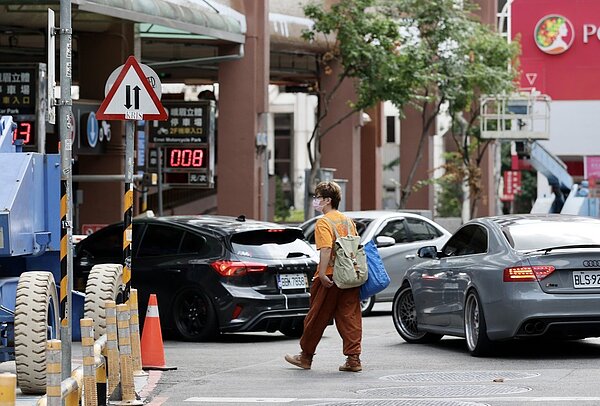 為避免民眾佔用車格過久出現排隊停車現象,北市府鎖定鎖定百貨林立、商圈鬧區附近的停車場調高費率,預計於2月底將新版草案送北市法務局。圖/聯合報系資料照