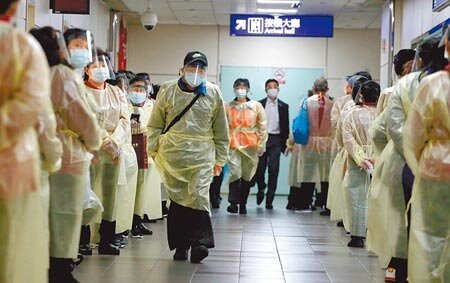 中西醫雙證照醫師翁銘佑認為，Omicron輕症比例高，未來輕中症患者會很多，建議成立輕症園區桃機群聚疫情持續蔓延。圖為在第二航廈內，清潔人員上班前排隊準備採檢。（范揚光攝）