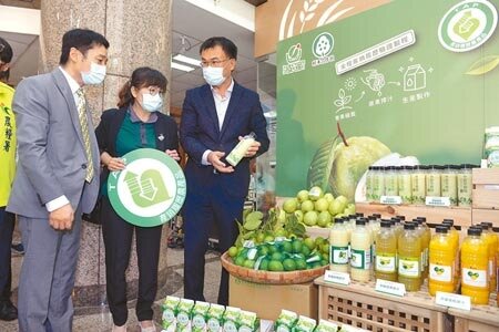 學者坦言,老農津貼曾多次在選舉前修法調整數額,後來更有立委在選舉前提議要比照GDP調整,「老農津貼就是選舉的產物」。圖為農委會農糧署舉辦「產銷履歷波蜜鮮摘果園芭樂綜合果汁上市成果發表」記者會。(本報資料照片)