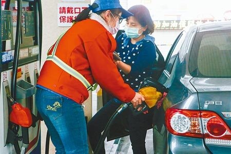 受到國際原油價連升影響,中油宣布,自明(10)日零點起,調漲汽油價每公升0.2元,95無鉛汽油零售價將重新跨過30元大關,成為30.1元。(本報資料照片)