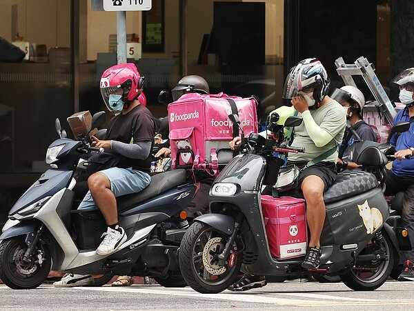 台北市議員徐弘庭提案修正台北市外送平台業者管理自治條例，增列禁止內用期間，外送平台向業者抽取的服務費比例，不得超過訂單總額的25％，保障餐飲業者權益。圖／本報資料照 