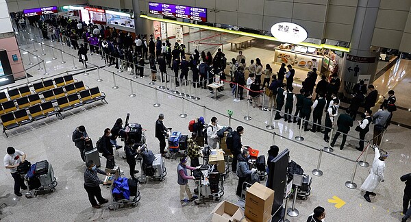 桃機染疫確診案例持續增加,指揮中心昨晚開始針對第一線風險人員擴大採檢,等候採檢的人排隊繞了一圈,一度靠近入境大廳跟入境旅客接近,後來才重新安排動線錯開。記者鄭超文/攝影