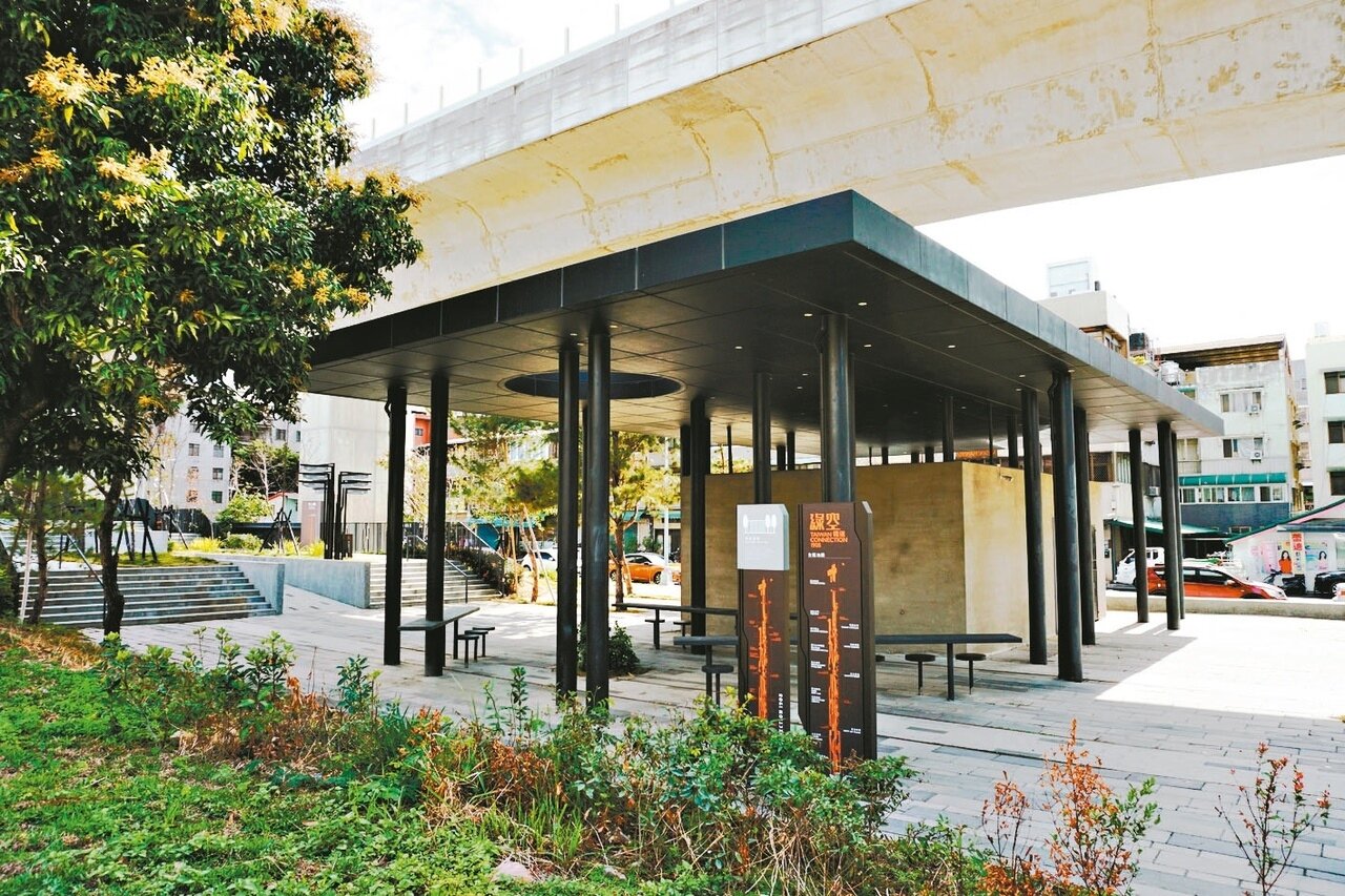 台中新景點「綠空鐵道」上廁所不方便,附近里長發現,近林森路口有疑似廁所,但鐵門上鎖,盼能早日開放。記者洪敬浤/攝影