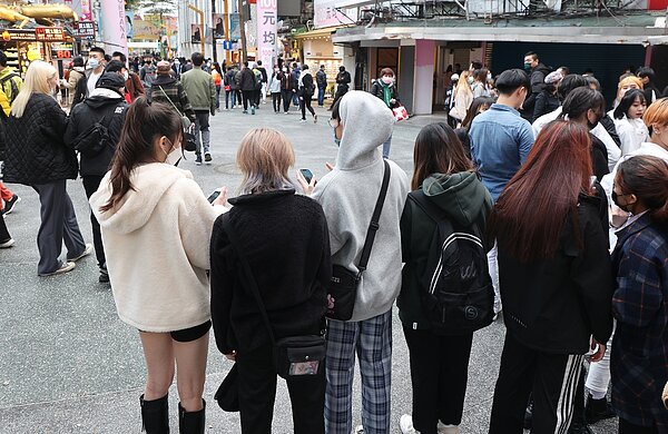 主計總處日前公布去年11月失業率3.66%,創21年同期最低,但20歲到24歲的青年失業率卻高達12.19%,約是整體失業率的3.3倍。圖為北市街頭年輕人。記者潘俊宏/攝影