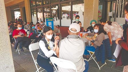 桃機群聚案擴大，疫情升溫令民眾憂心，台南市衛生局8日在東區文化中心加開的接種站湧現人潮。（程炳璋攝）