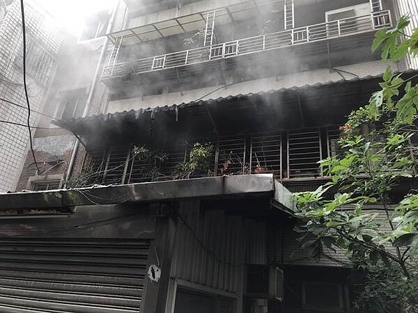 淡水區清水街一棟5層樓公寓2樓,8日上午10時突發生火警,火勢控制後,警消入內搜索,赫見臥室地上倒臥一對夫妻,經送醫2人重傷雙亡。圖/戴上容翻攝