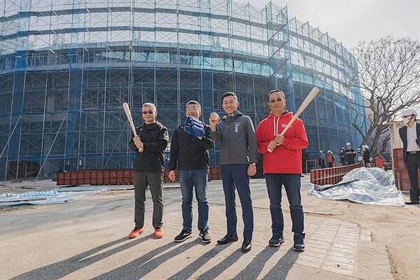 「新竹市立棒球場」原預計今年3、4月的新球季能夠啟用,成為職棒味全龍雙主場之一,但由於草皮保養等工程,加上測試與驗收必須符合職棒要求,恐無法趕上今年上半季球賽啟用。(新竹市政府提供/陳育賢新竹傳真)
