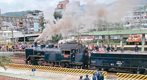 平溪線蒸汽火車再現,吸引大批民眾搶拍。圖/讀者李偲寧提供
