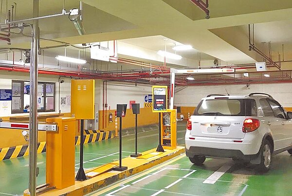 台北市停車大不易,市中心卻屢傳周轉過低、一位難求狀況,北市停車管理工程處近期拍板,只要公有停車場、停車格使用率達8成,且已收到最高費率60元,擬調高金額上限。圖/北市府提供