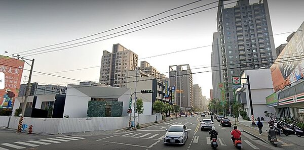 豪宅輕量化、首購豪宅化未來將成主流,現階段尤其能吸引高收入族中想買中小坪數者、以及首購族中對生活品質更講究者這兩大族群。圖/google map