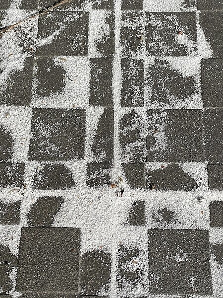 竹科工業粉塵外洩，科管局查明為珍珠岩粉，雖無毒性危害，仍應避免吸入人體。圖／縣議員邱振瑋提供