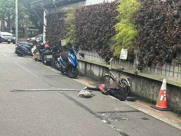 北市士林區華榮市場都更工地昨發生意外,一名60多歲婦人不慎遭鷹架上掉落的配件砸傷。圖/截自我是士林人