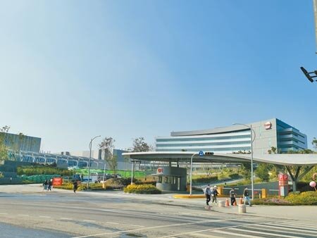 台積電於南科擴廠,帶動周遭房地產建案。(劉秀芬攝)