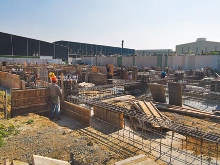 台南建案、廠房、公共工程多,鋼筋、板模工人大缺。(劉秀芬攝)