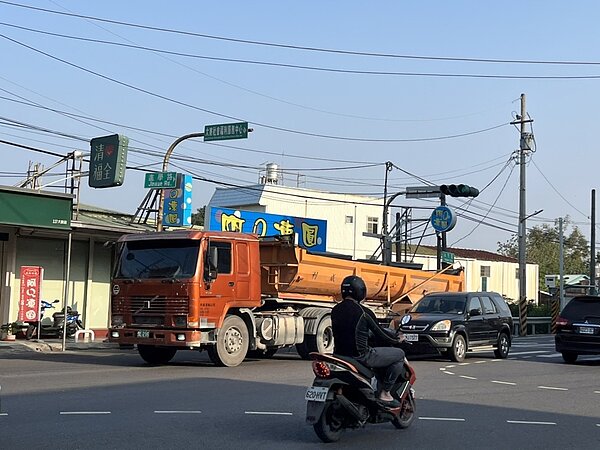 高雄市大寮區鳳林三路、進學路為2021年十大風險路廊的前三名，兩路交叉處車流多，重車出入頻繁。記者林巧璉／攝影 