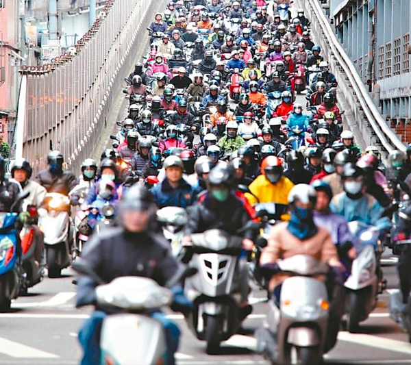 台北市十大肇事橋梁事故逐年升,近5年百齡橋居首、其次台北橋、重陽橋。議員質疑恐因機車道設計不良。圖為台北橋北市端下橋處。圖/聯合報系資料照