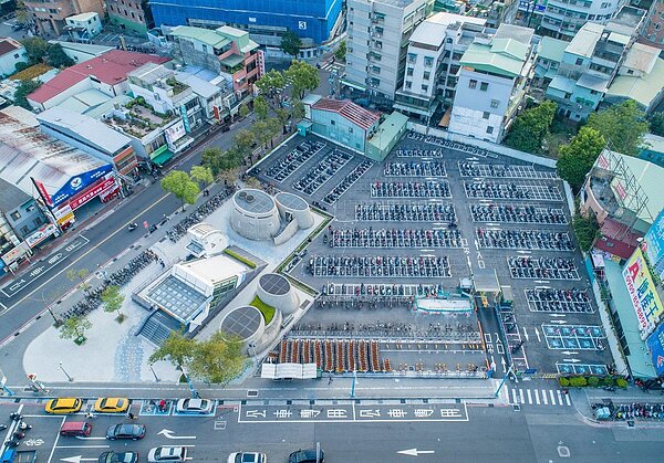 多功能公益慈善大樓預定地目前為機車停車場,未來大樓興建後也會設置500格機車位、80格汽車位。圖/新北市工務局提供