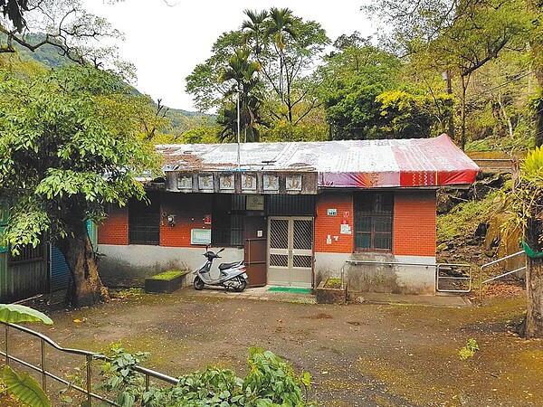 嘉義縣阿里山鄉山美衛生室因屋頂瓦片局部破損，下雨就漏水，護理師僅能用帆布包覆屋頂遮風擋雨，重建工程流標13次後，經追加原預算1倍多經費，才順利在去年底發包。圖／嘉義縣政府提供