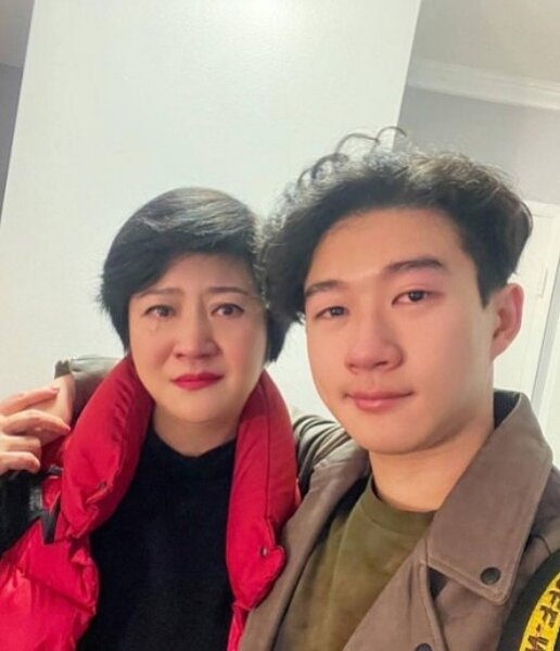 面對分離,崔佩儀(左)和兒子貝克宇都忍不住紅了眼眶。圖/摘自臉書