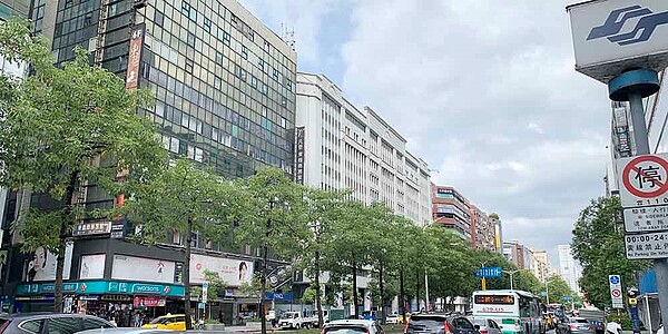 本土疫情緩和之後，人潮、錢潮迅速回流，不少商家也趁著零售商圈租金紛紛下探之際，趁勢回歸卡位，預期今年店面市場可望逐步復甦。圖／中時
