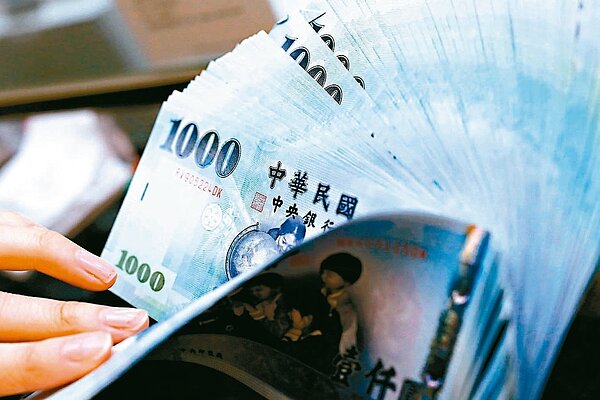 財政部國庫署近日公布截至2021年12月31日最新國債鐘資料,中央政府長短債合計約5兆8,098億元,平均每位國人負債24.8萬元。圖/聯合報系資料照片