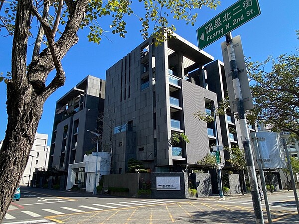 台中土地貴、含金量高,開發商為追求開發效益,集合式住宅大樓成主流,別墅產品越來越少,近五年來台中市5層以下建物使照數量大減74%,透天別墅成稀缺產品。圖/台中業者提供