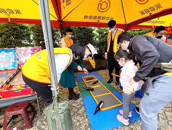 永慶房屋規劃趣味遊戲、準備精美小點心與現場民眾同樂，現場歡笑聲不間斷。圖／永慶房產集團提供	