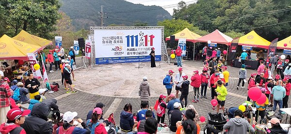 永慶房屋除了提供所需帳篷之外，永慶的同仁也主動報名參加，一起運動做愛心，幫助需要的族群。 圖／永慶房產提供