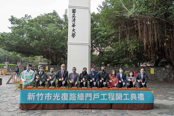 打開清大圍牆創造城市綠廊,新竹光復路綠門戶開工。圖/新竹市交通處提供