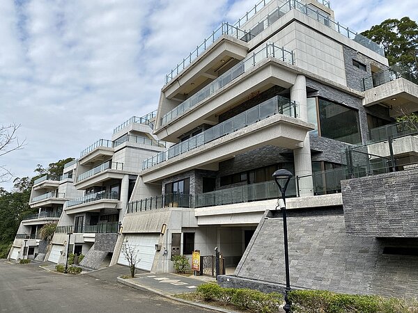 有一些因在竹科上班、從中南部「移居」的竹科新貴,已經習慣住透天並尋找該類產品,而近期高力國際接受委託,標售新竹國家藝術園區古根漢特區6戶溫泉別墅,吸引多組買方出手投標。圖/高力國際