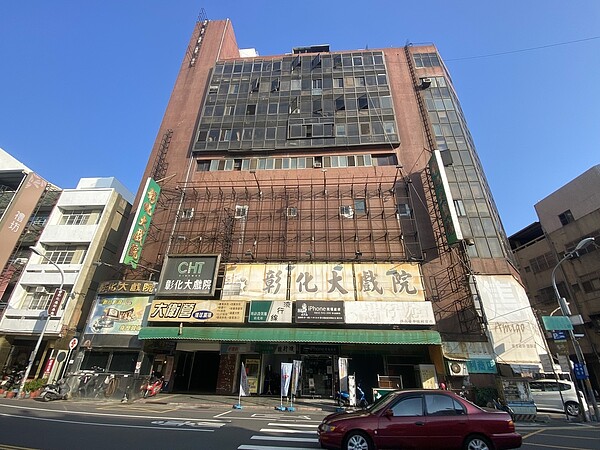 位在彰化市中正路的彰化大戲院,是彰化市唯二電影院,以受疫情衝擊及股東改組造成營運困難為由,即日起結束營業。記者劉明岩/攝影