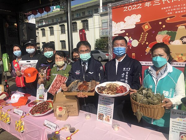 台南首辦「三代同堂年貨購」,本月22、23日將在西港封街舉行,市長黃偉哲(右三)昨率地方人士代言。記者周宗禎/攝影