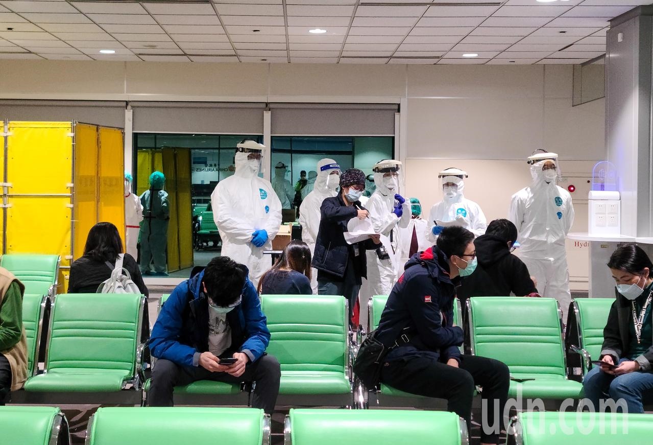 今天是長程航班落地採檢實施的第一天，旅客在候機室等候採檢。記者鄭超文／攝影 
