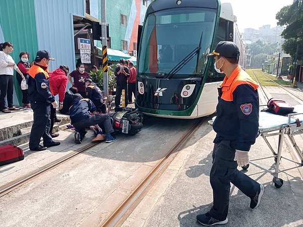 高雄輕軌列車8日在鼓山區綠川街口與機車擦撞,機車騎士及乘客受傷送醫。記者林巧璉/翻攝