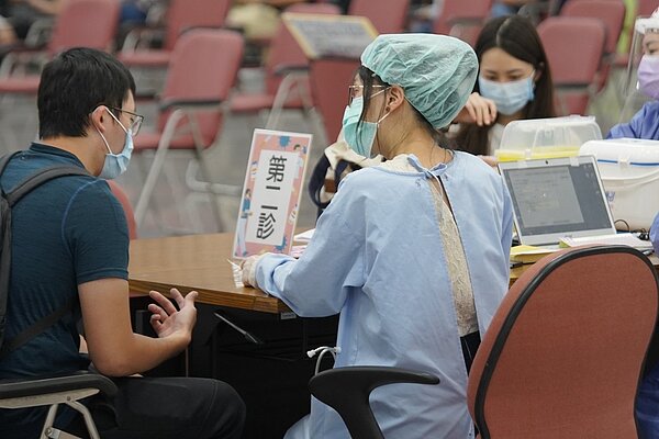 高雄許多基層診所醫護去年到大型場館支援疫苗施打業務,撐過疫情寒冬。圖為示意圖,非當事人。圖/高雄市政府提供