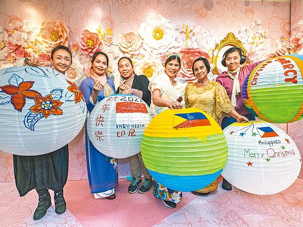 新北市民政局今年力邀新住民朋友為「2022新北燈會」彩繪燈籠,展現來台生活的心情及母國文化特色。圖/新北市民政局提供