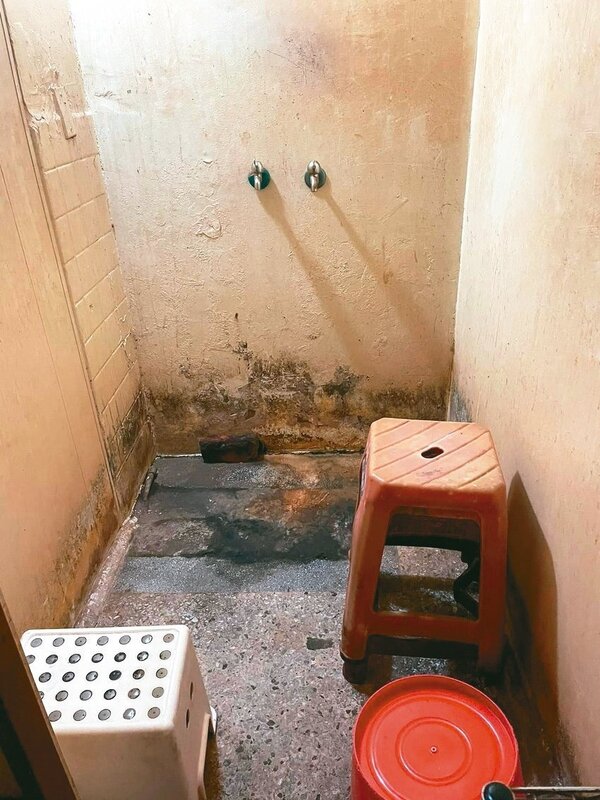 內湖地下室穴居的公共浴室設備簡陋，租戶一度沒有熱水可洗澡。圖／週美里里長丘麗玲提供