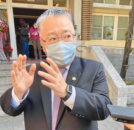 高雄市新商業會理事長劉正光說,大發工業區有傳統產業也有高科技,本國和外籍移工約缺2000人,缺工問題需盡快解決。(石秀華攝)