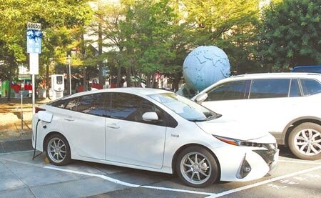交通局強調，市府將持續規畫設置低碳車格及充電柱供民眾使用。（陳世宗攝）