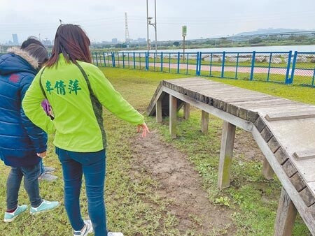 新北市二重疏洪道內蘆堤寵物公園木板釘製的遊戲設施出現腐朽、破損情況，新北市議員李倩萍會勘，要求還給毛寶貝安全運動環境，高灘處承諾將在3月中改善完成。（戴上容攝）