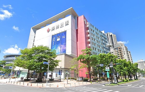 因曾有確診者到訪，高雄漢神巨蛋今（11日）停業天清消。圖／翻攝自Google Maps