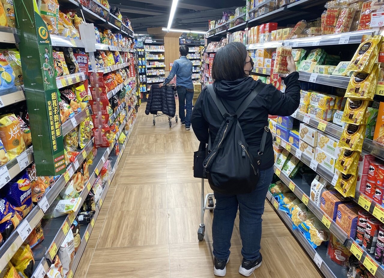 物價節節飆漲,通膨時代來臨,賣場不少食品物品都漲價。圖/聯合報系資料照