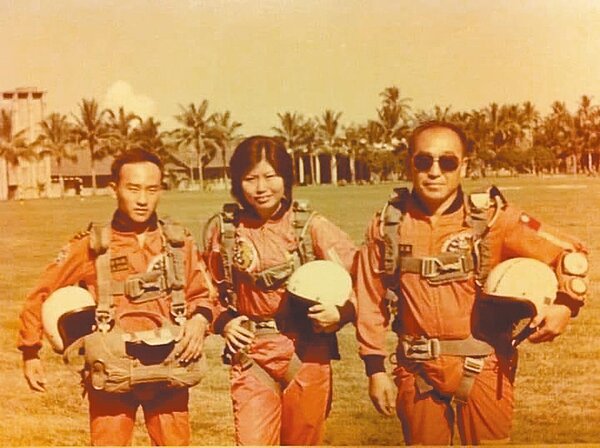 張輯善(右)的千金張凱樂(中)及公子張凱國(左)都曾加入神龍小組,父、子、女三人都是神龍,一門三傑,傳為佳話。(陸軍航特部提供)