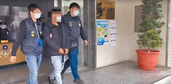 鄭姓男子夥同5名少年,在網路刊登小額借貸廣告,謊稱可幫民眾審視信用貸款資料,以此騙取帳戶,並將被害人軟禁,檢警8日前往攻堅,救出7名被軟禁民眾。(新北市三峽警分局提供/蔡雯如新北傳真)