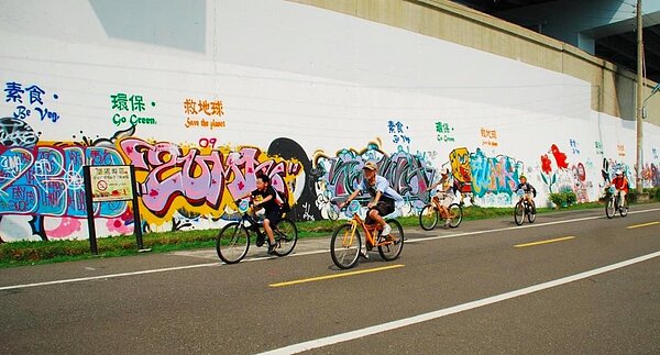 北市河濱7處堤壁塗鴉區,已全部塗刷完成,恢復空白牆面,開放民眾創作。圖/北市水利處提供