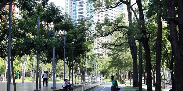 台中新興商圈部分小商家營業稅增加,新制2022年6月申報適用。圖為近年新興景點台中草悟道。圖/中時資料照