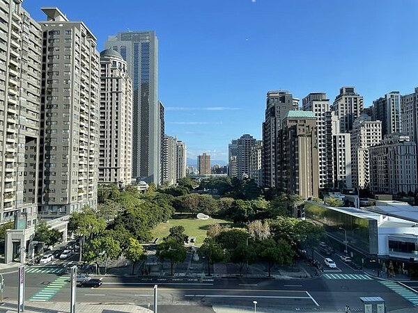 台中七期因生活機能完熟、政經中心、時尚百貨林立，又有臺中國家歌劇院設立而擁有國際級知名度。圖／翻攝自PTT