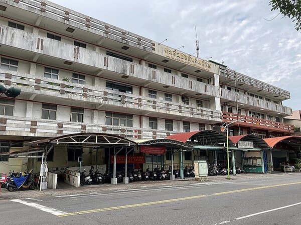 新北市樹林區東昇段290地號周邊公私有土地都市更新案,基地位於樹林區中山路二段,現為新北市立圖書館東昇分館及東昇市民活動中心,建物老舊,市府決定以都更方式提升都市機能。圖/新北市政府